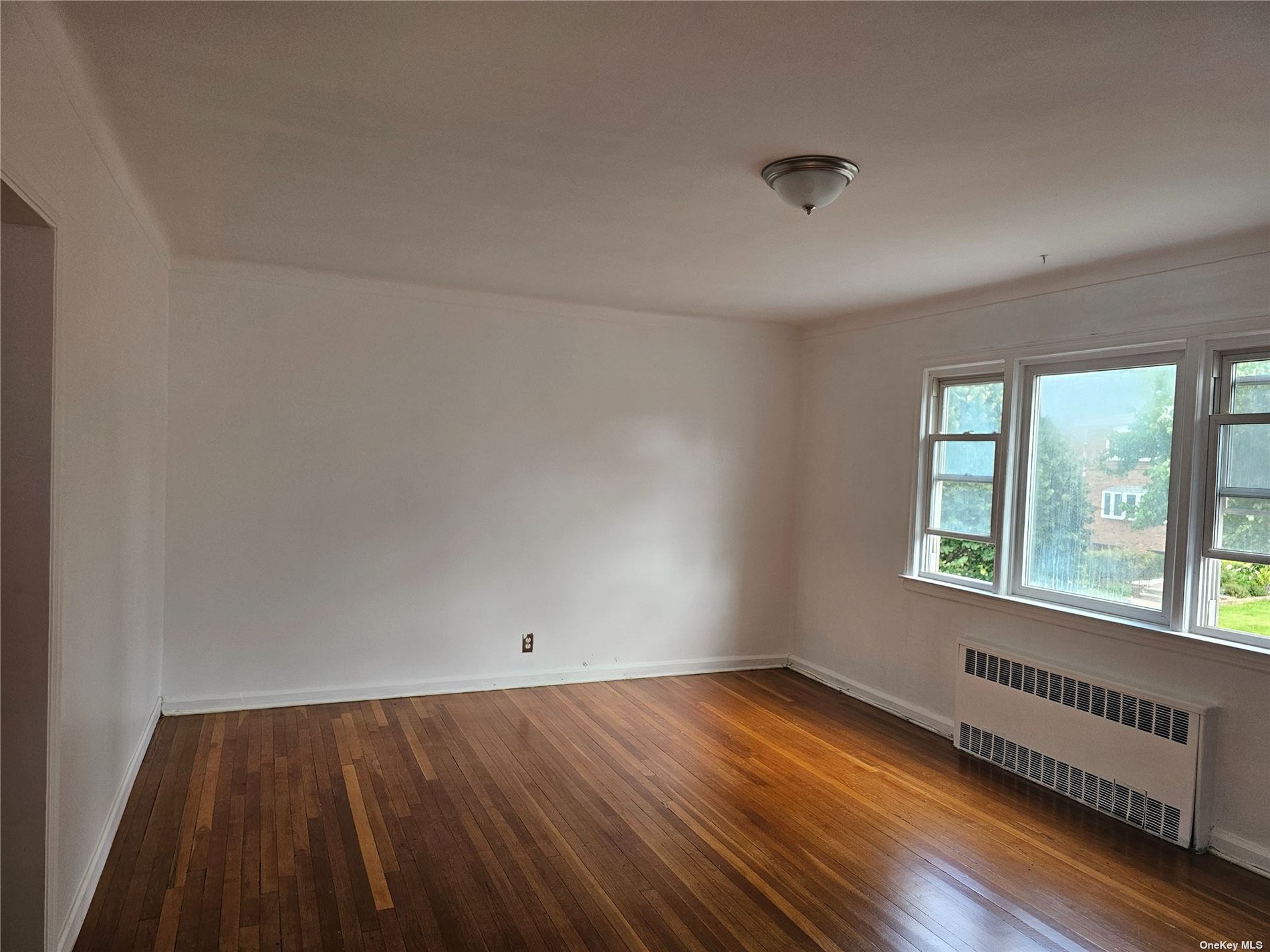 84 Drive 2nd Fl, Briarwood, Queens, NY - 3 Bedrooms  
1 Bathrooms  
6 Rooms - 