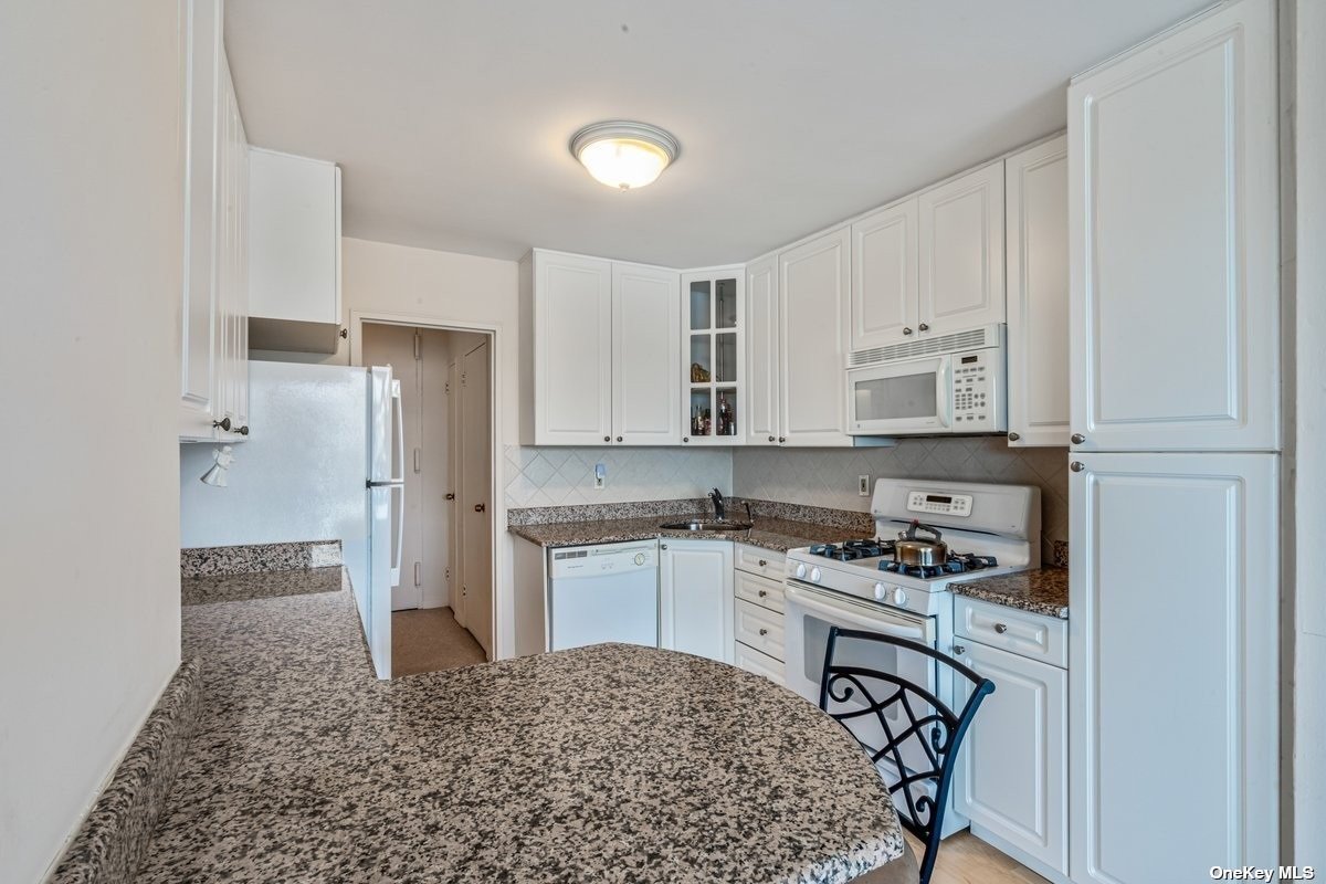 166-25 Powells Cove Boulevard #8K, Beechhurst, New York image 10