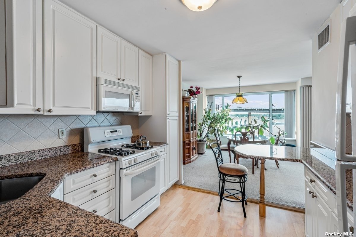 166-25 Powells Cove Boulevard #8K, Beechhurst, New York image 8