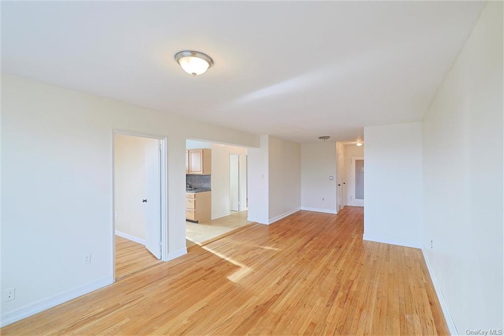 595 Mclean Avenue 6F, Yonkers, New York - 2 Bedrooms  
1 Bathrooms  
4 Rooms - 