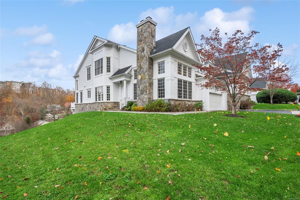 2 Shadow Tree Lane, Briarcliff Manor, New York - 4 Bedrooms  
5 Bathrooms  
13 Rooms - 