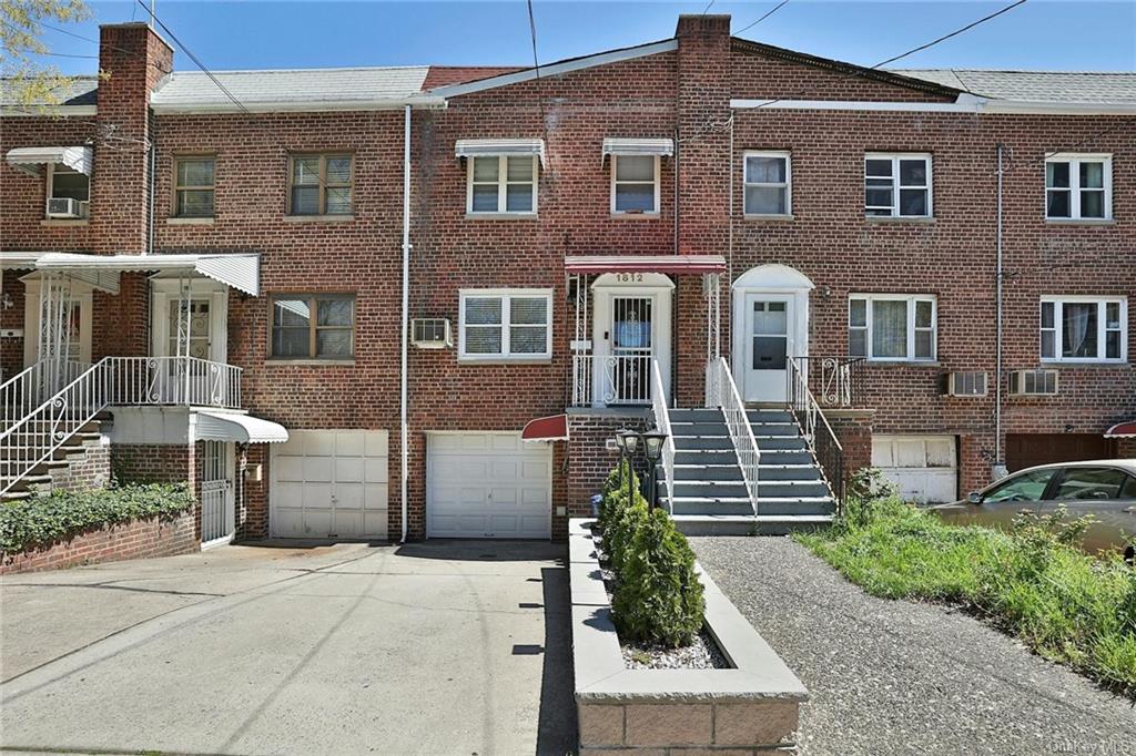 1812 Haight Avenue, Bronx, New York - 3 Bedrooms  
3 Bathrooms  
5 Rooms - 
