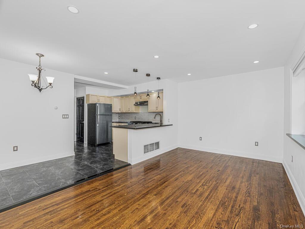 Rental Property at 503 Hollywood Avenue 1st Floor, Bronx, New York - Bedrooms: 1 
Bathrooms: 1 
Rooms: 4  - $2,650 MO.