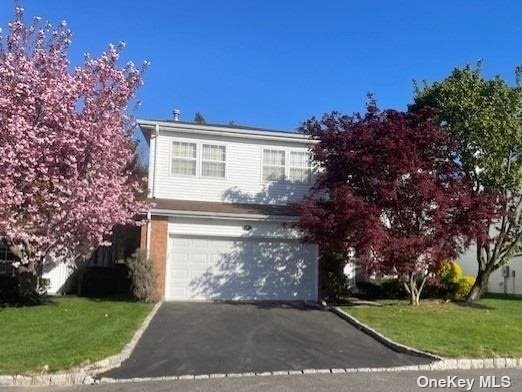 Property for Sale at 3 Hamlet Drive 3, Commack, Hamptons, NY - Bedrooms: 4 
Bathrooms: 3  - $695,000