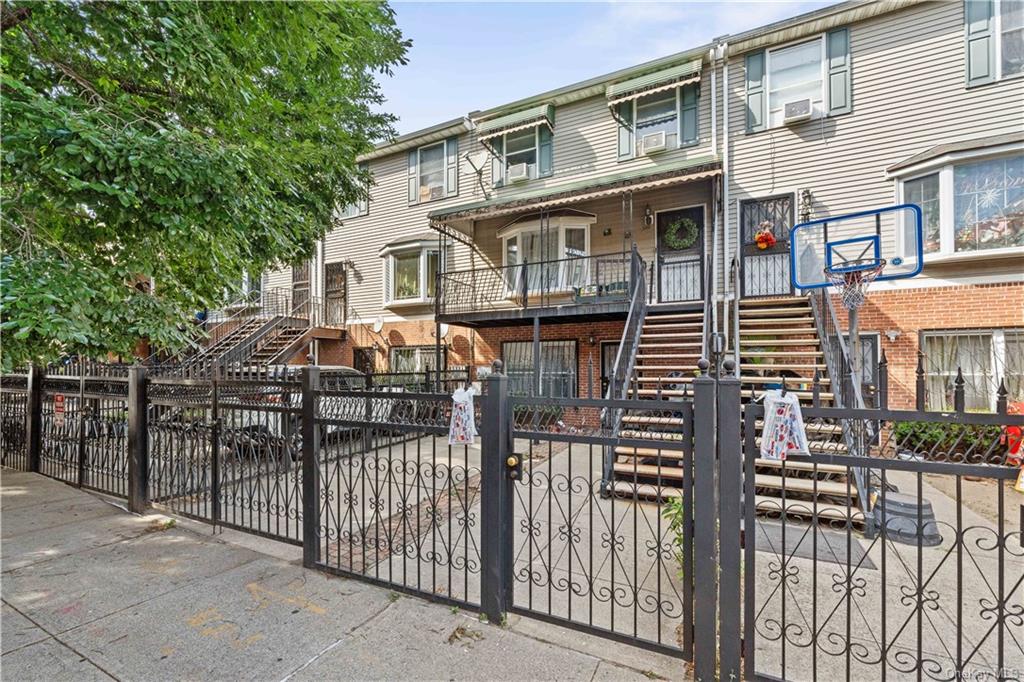 599 Beech Terrace, Bronx, New York - 5 Bedrooms  
3 Bathrooms - 