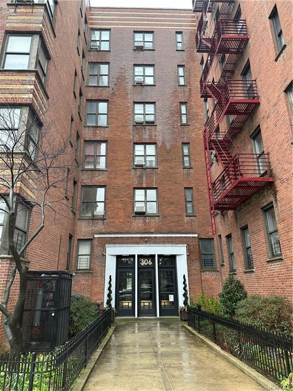 Property for Sale at 306 E Mosholu Parkway 4A, Bronx, New York - Bathrooms: 1 
Rooms: 2  - $125,000