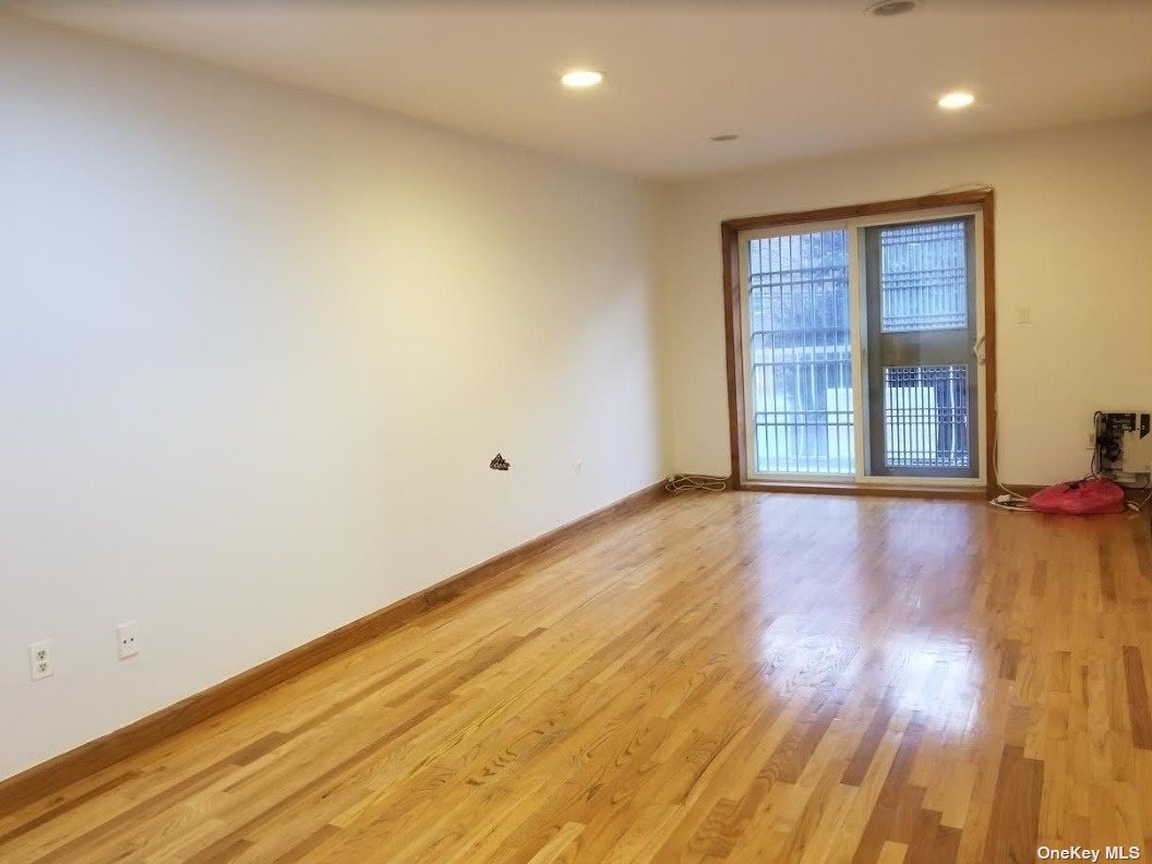 7167 161 Street 2Fl, Fresh Meadows, Queens, NY - 3 Bedrooms  
2 Bathrooms  
6 Rooms - 