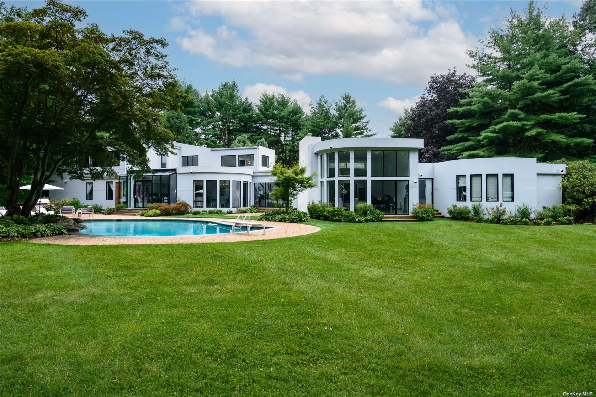 5 Dowling Court, Old Westbury, New York image 1