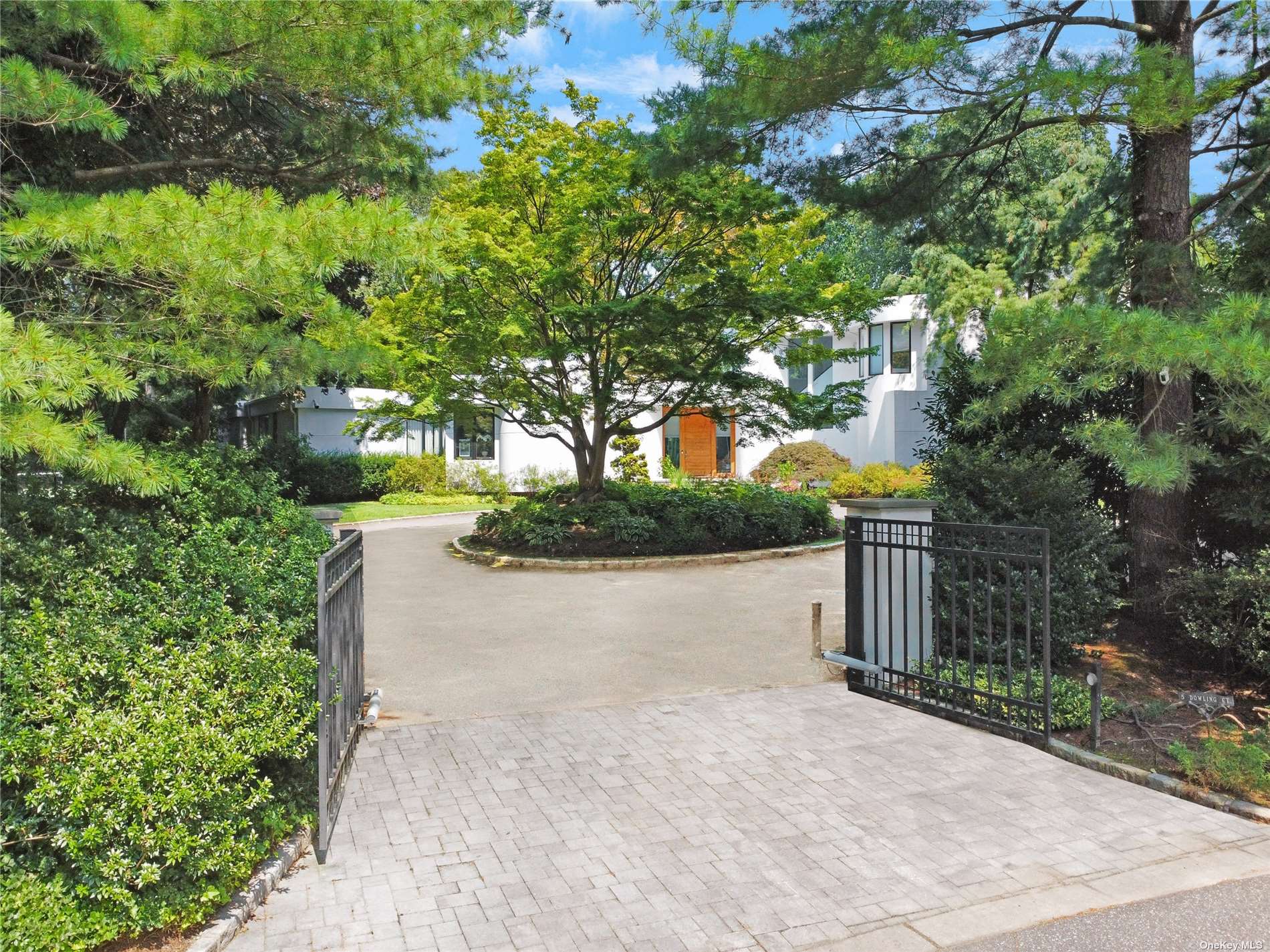 5 Dowling Court, Old Westbury, New York image 2