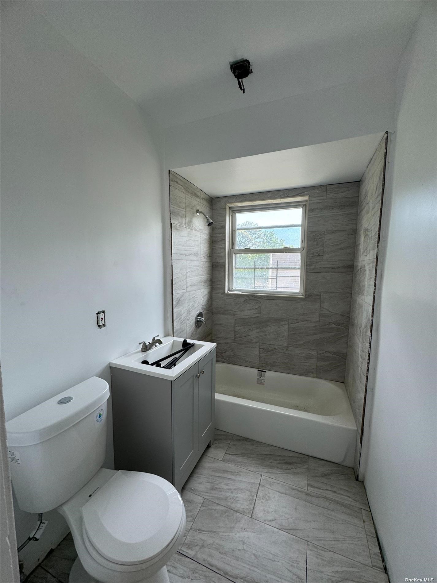 817 Calhoun Ave Ave 3, Bronx, New York - 3 Bedrooms  
1 Bathrooms  
6 Rooms - 