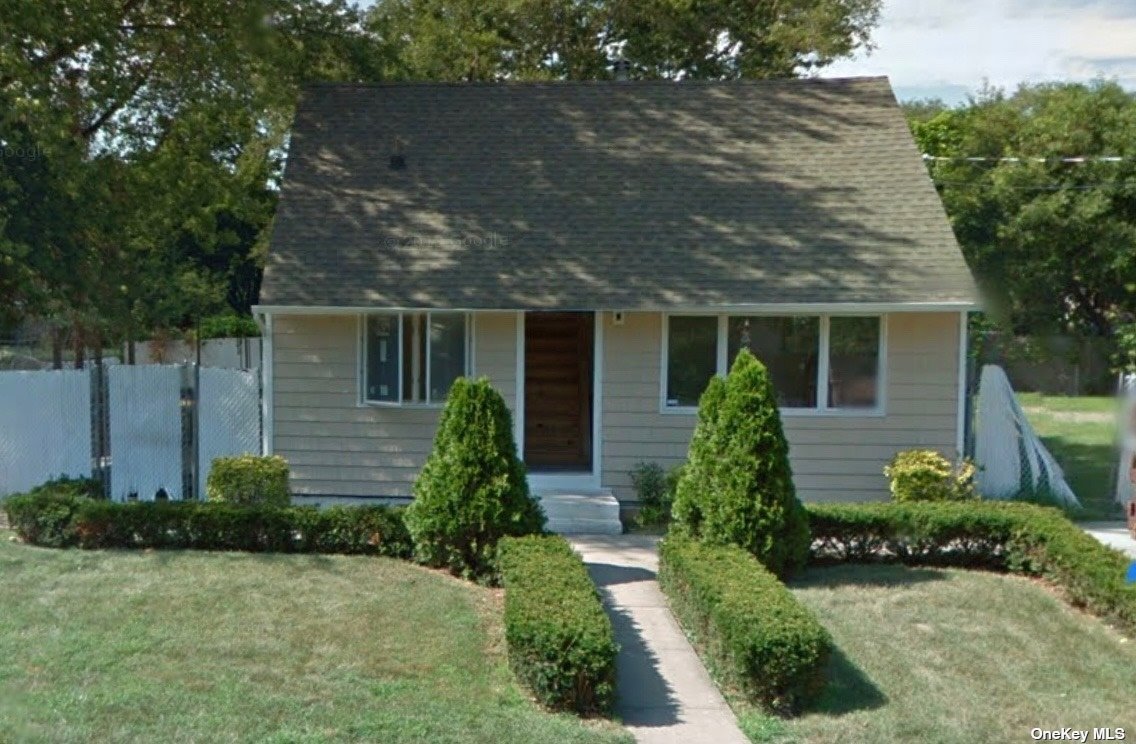 21 E Walnut Street, Central Islip, New York image 2