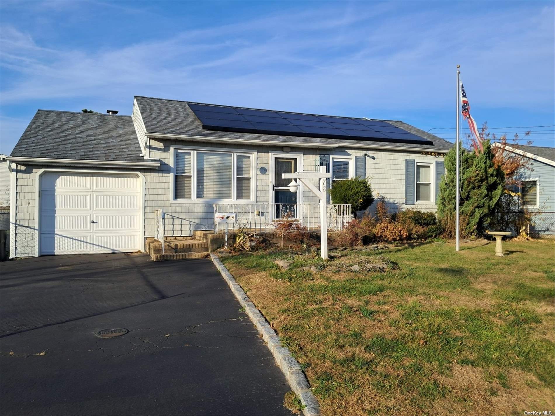 78 E Seacrest Avenue, Lindenhurst, New York image 2