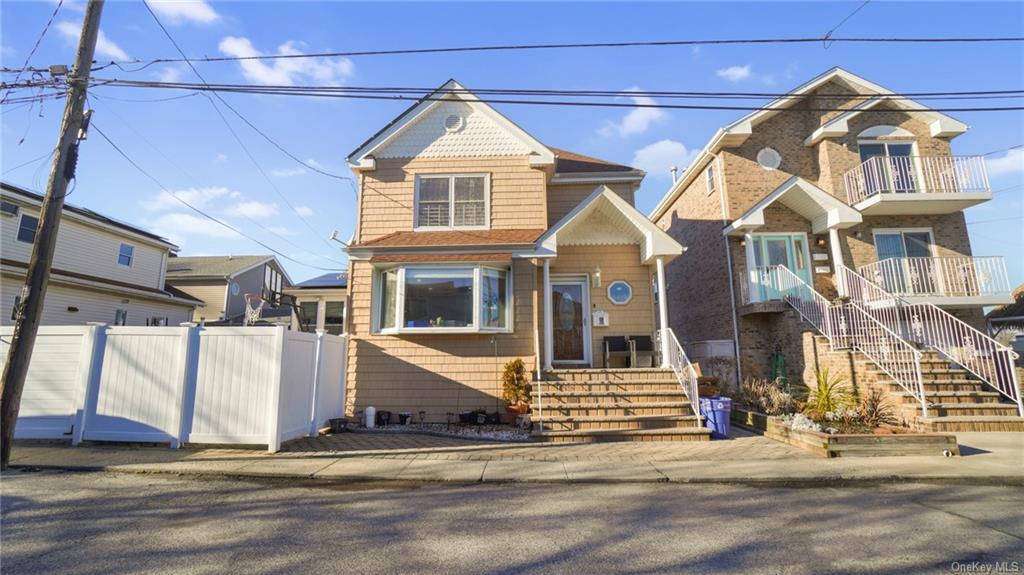 3089 Fearn Place, Bronx, New York - 3 Bedrooms  
3 Bathrooms  
8 Rooms - 