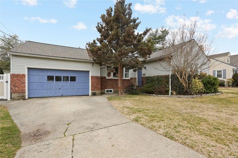 Homes For Sale - 27 W Woodbine Drive<br/> Freeport, NY 11520