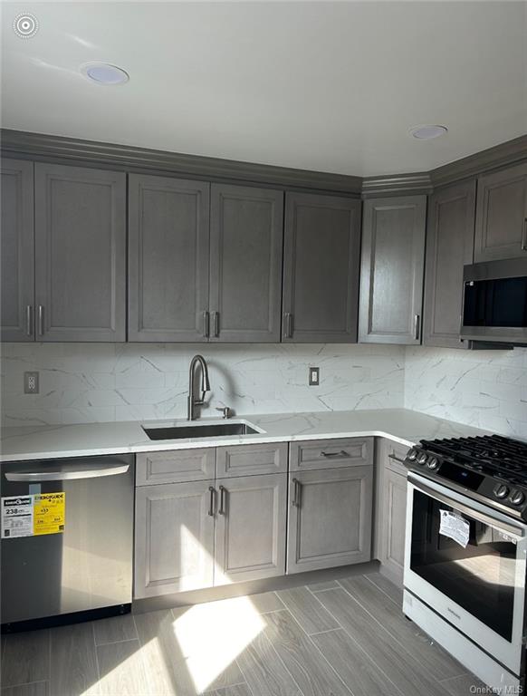 Rental Property at 4032 E Tremont Avenue 2, Bronx, New York - Bedrooms: 2 
Bathrooms: 1 
Rooms: 4  - $2,500 MO.