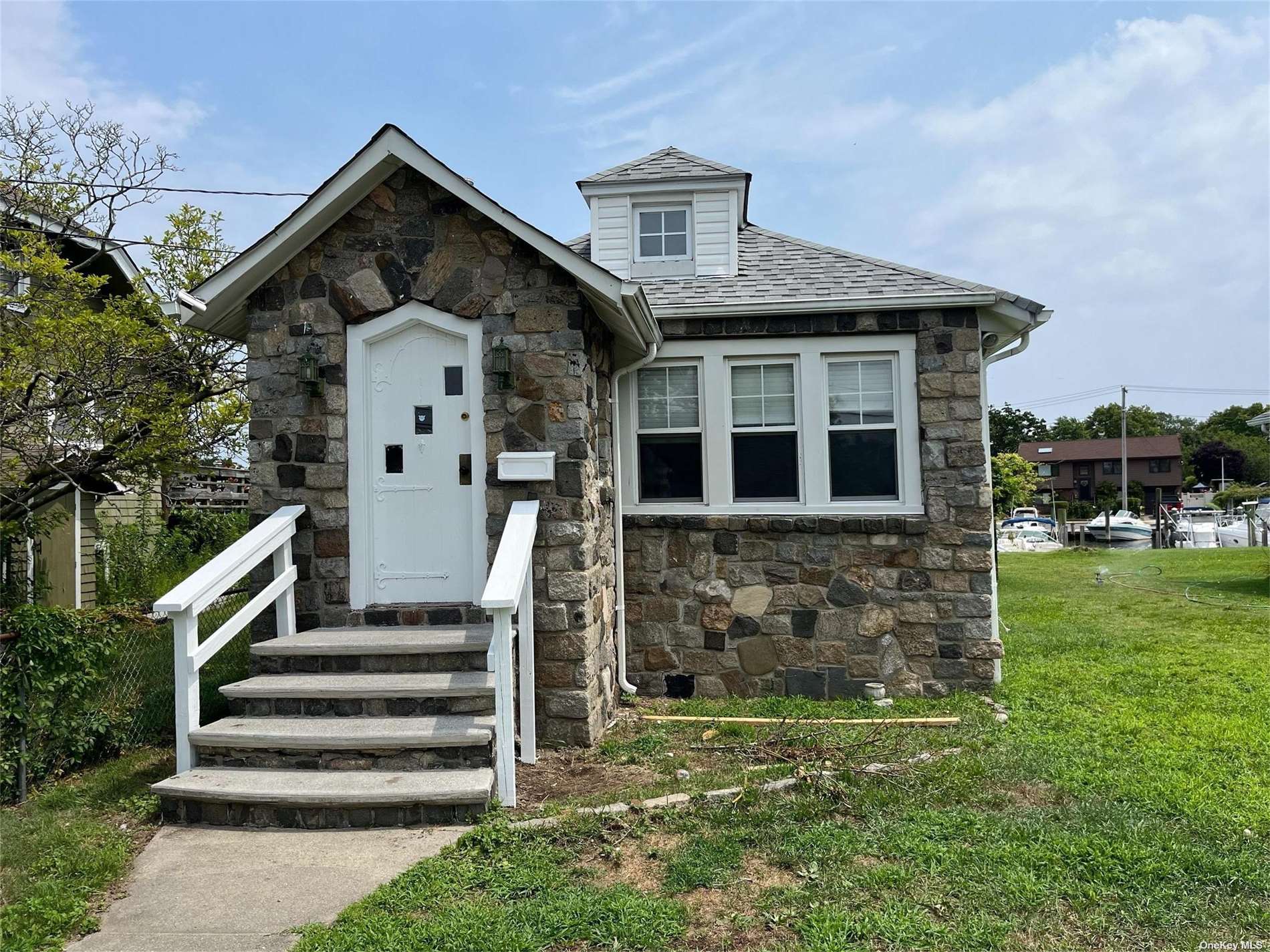 View Lindenhurst, NY 11757 property