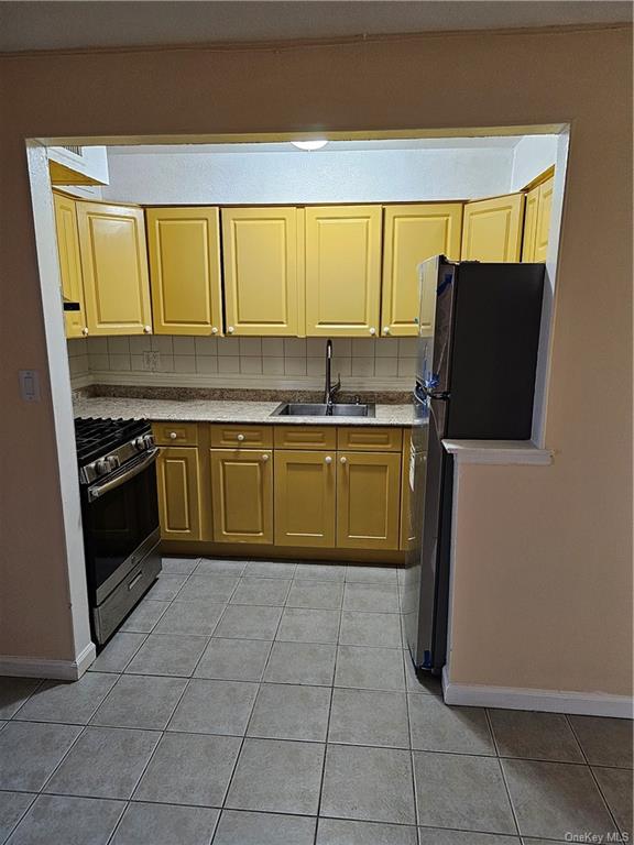 Rental Property at 814 E 225th Street, Bronx, New York - Bedrooms: 3 
Bathrooms: 1 
Rooms: 6  - $2,800 MO.