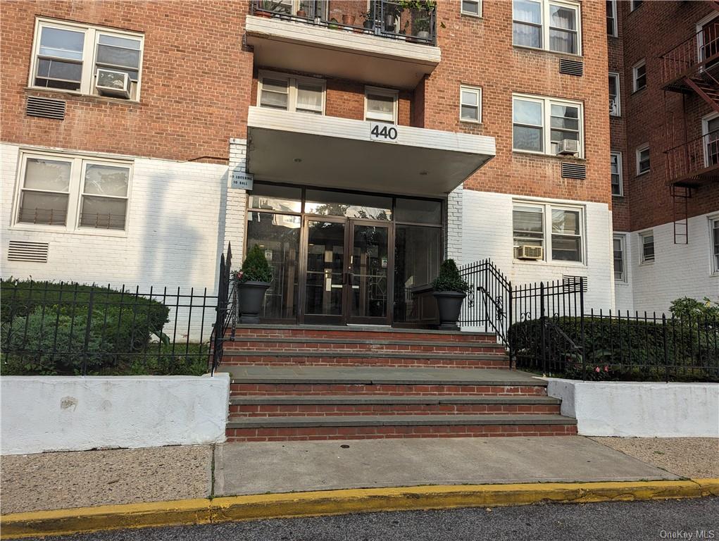 Photo 1 of 440 Warburton Avenue 5A, Yonkers, New York, $149,999, Web #: 6300669