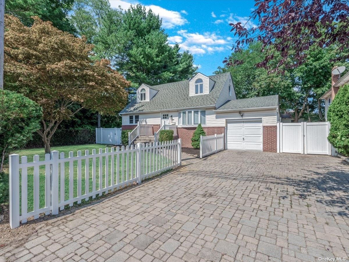View Deer Park, NY 11729 house