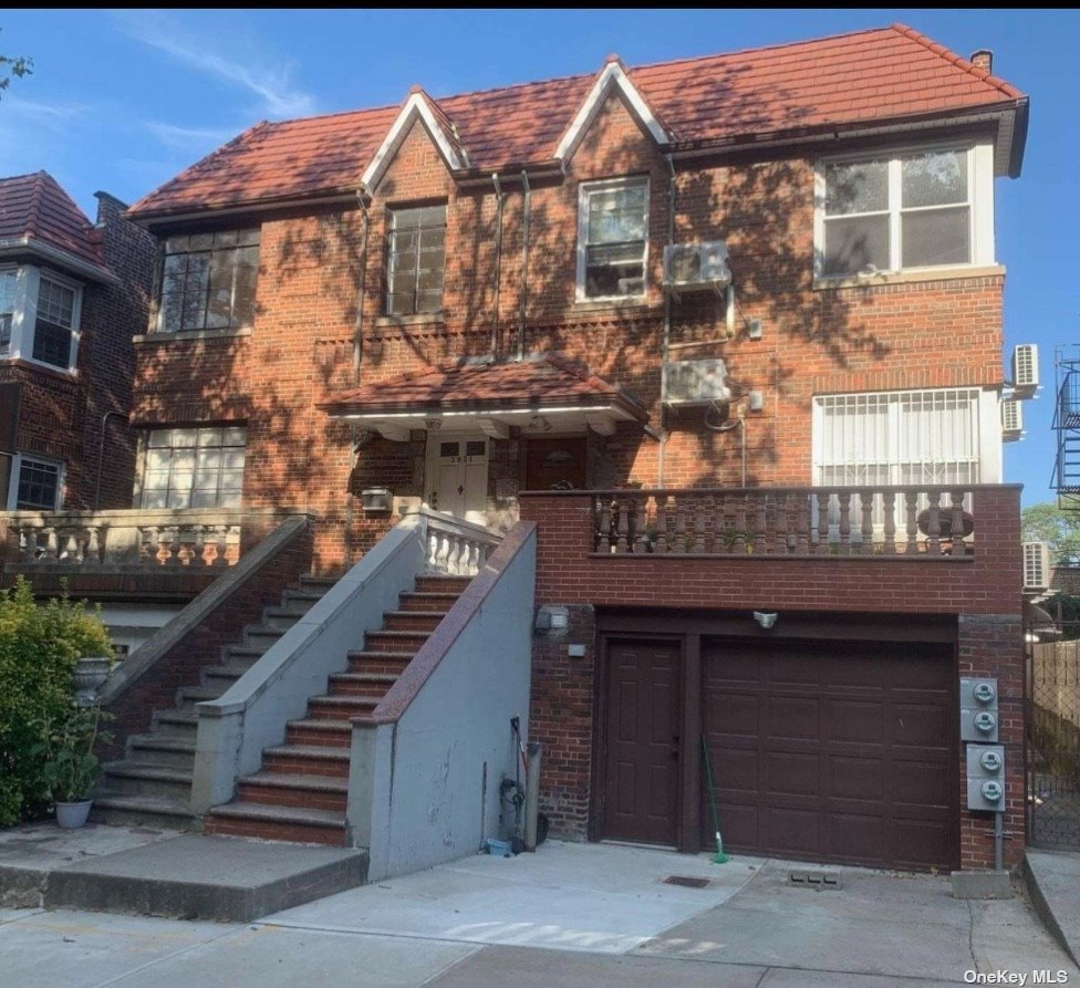 3823 52nd Street, Sunnyside, Queens, NY - 3 Bedrooms  
1 Bathrooms  
5 Rooms - 