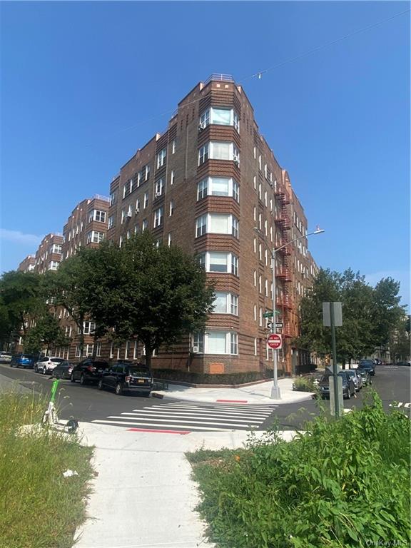 Property for Sale at 601 Pelham Parkway 214, Bronx, New York - Bedrooms: 1 
Bathrooms: 1 
Rooms: 4  - $229,000