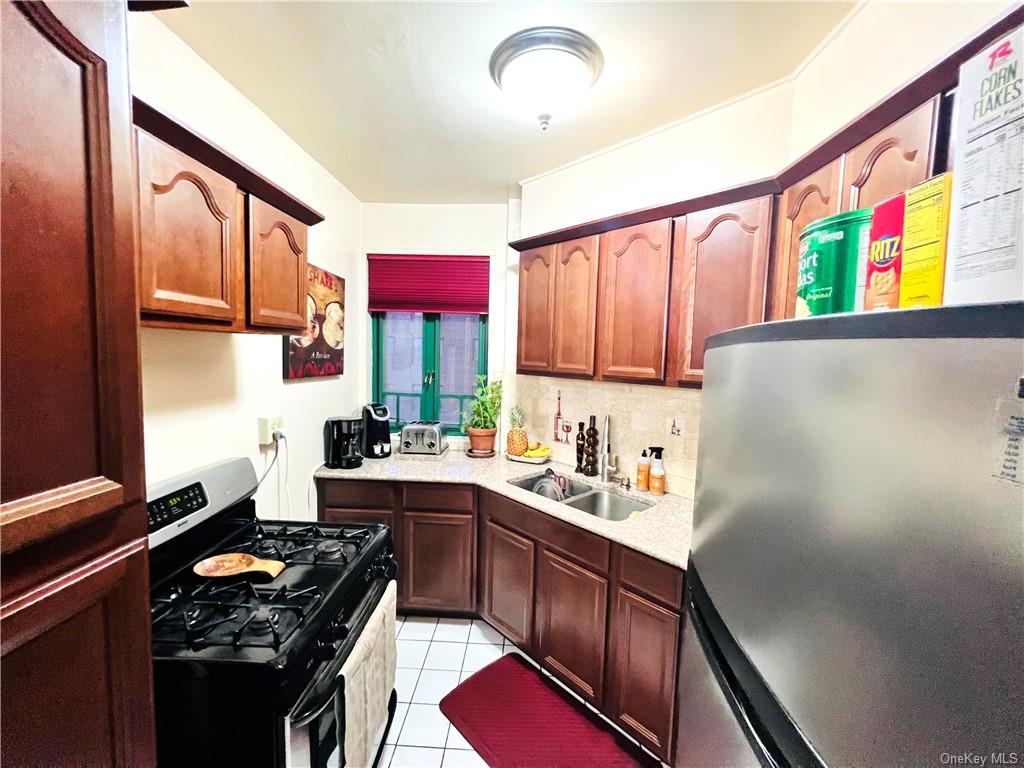 Property for Sale at 2200 E Tremont Avenue 6H, Bronx, New York - Bedrooms: 2 
Bathrooms: 1 
Rooms: 5  - $270,000