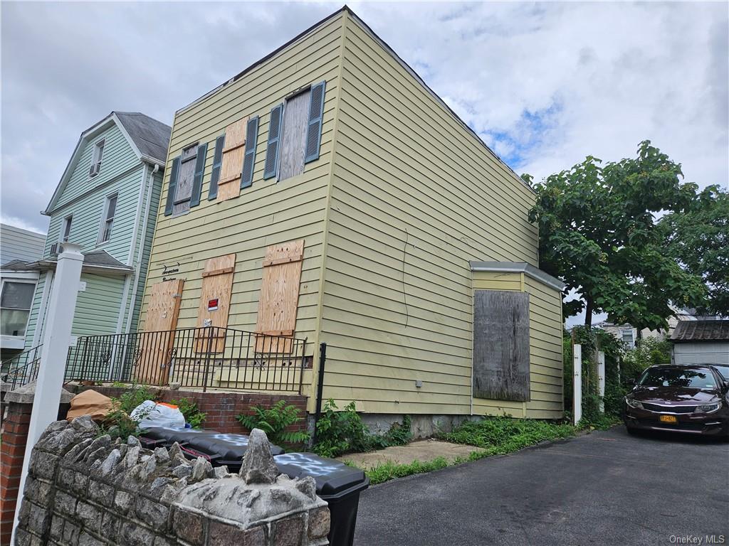 Photo 2 of 9 of 1719 Barnes Avenue house