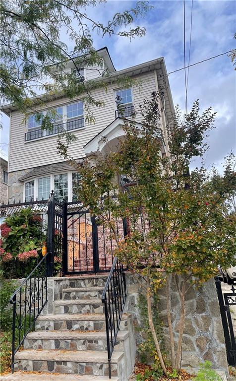 1605 Hammersley Avenue 1, Bronx, New York - 3 Bedrooms  
1 Bathrooms  
5 Rooms - 