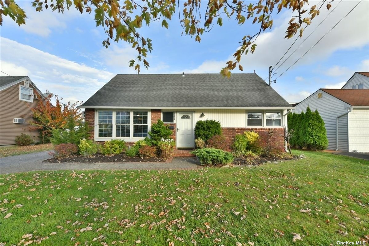 125 Belmill Road, Bellmore, New York image 1