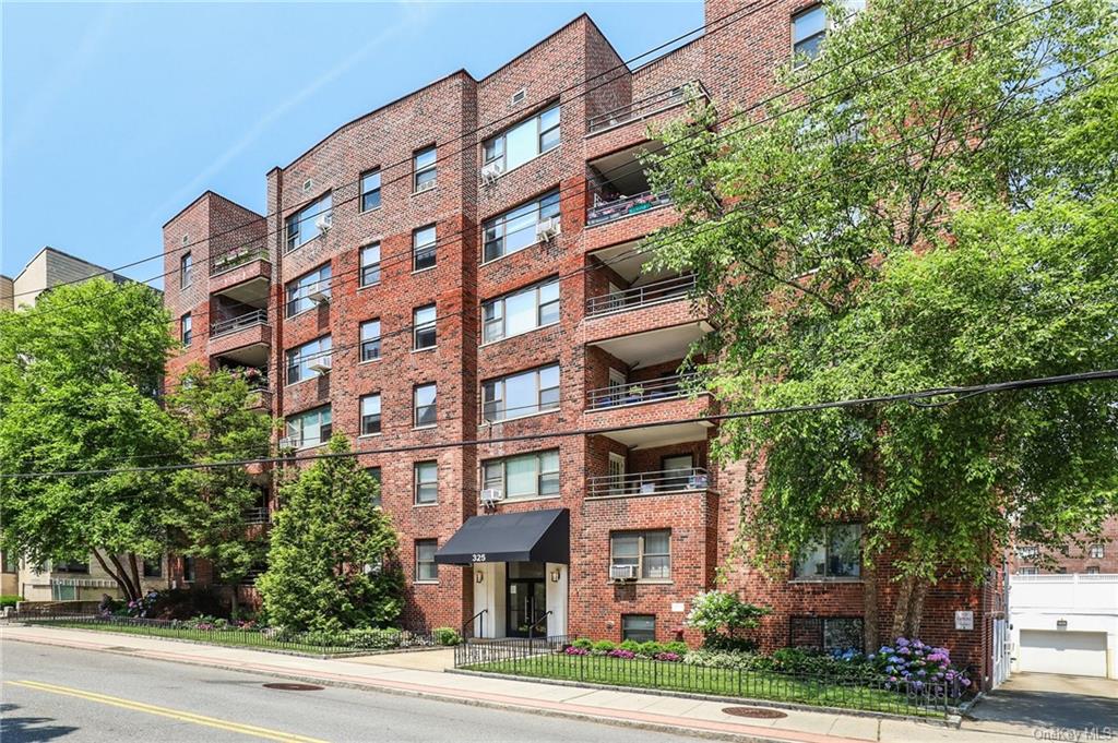 325 Main Street 2H, White Plains, New York - 2 Bedrooms  
2 Bathrooms  
5 Rooms - 
