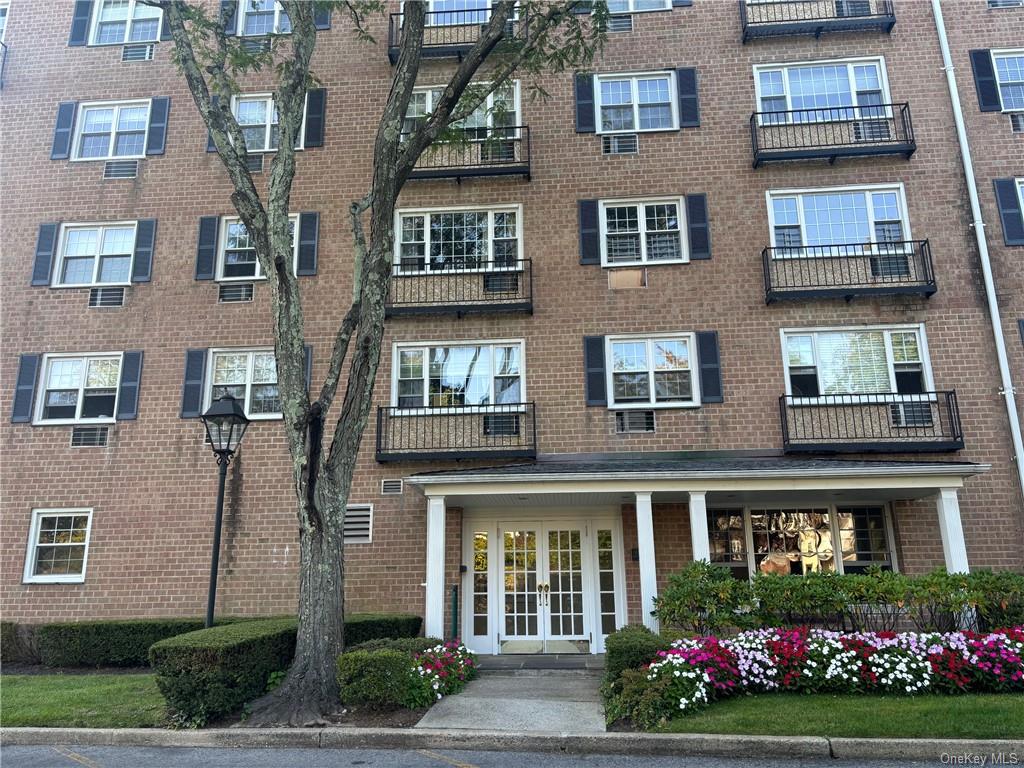 Rental Property at 1 Consulate Drive 4C, Tuckahoe, New York - Bedrooms: 2 
Bathrooms: 2 
Rooms: 5  - $3,500 MO.