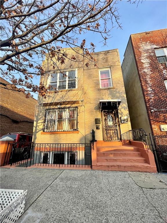 Rental Property at 1414 Taylor Avenue 2, Bronx, New York - Bedrooms: 3 
Bathrooms: 1 
Rooms: 5  - $3,800 MO.