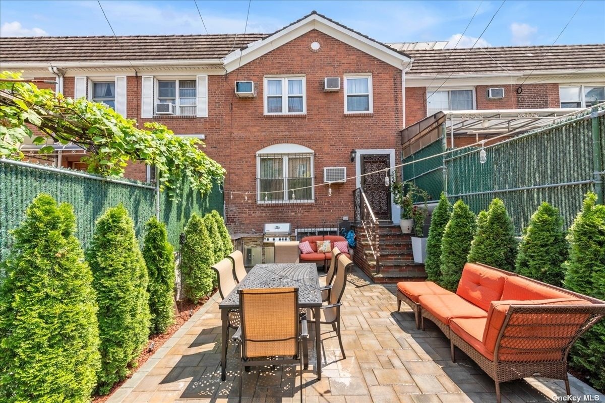 View Flushing, NY 11375 townhome