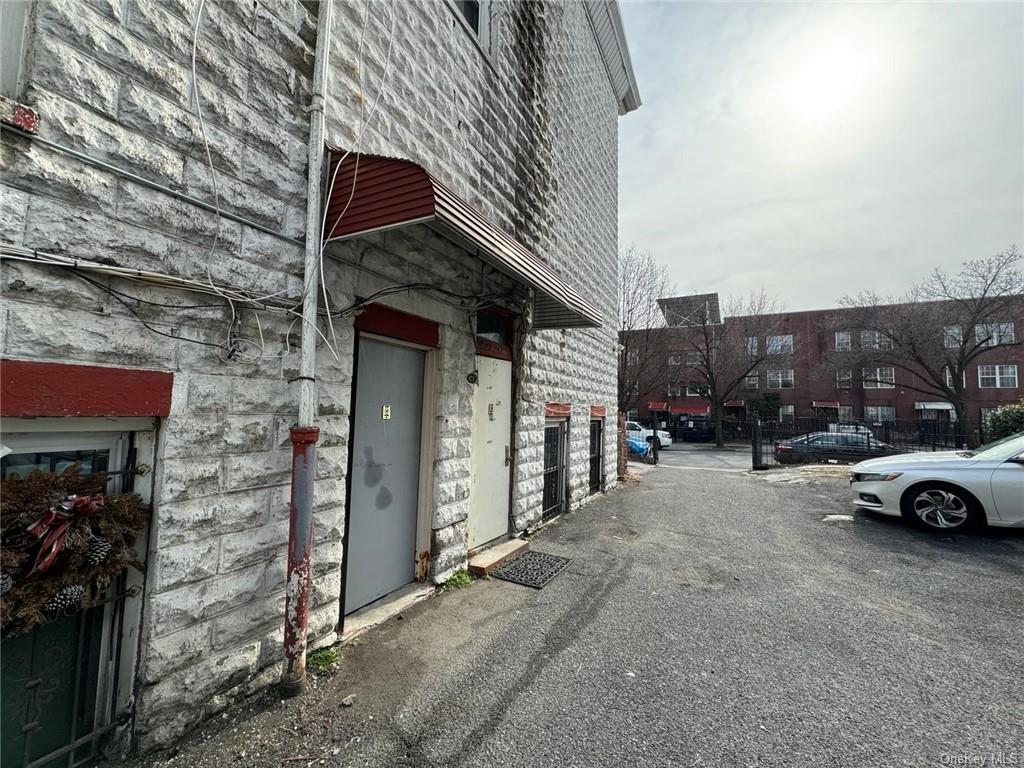 Photo 1 of 61 W 181st Street 1, Bronx, New York, $3,050, Web #: 6292101