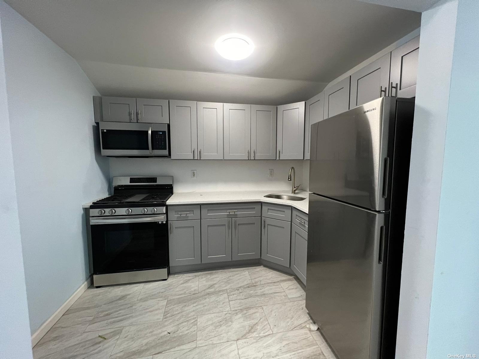 Rental Property at 1049 E 226 St 3, Bronx, New York - Bedrooms: 5 
Bathrooms: 1 
Rooms: 8  - $4,263 MO.