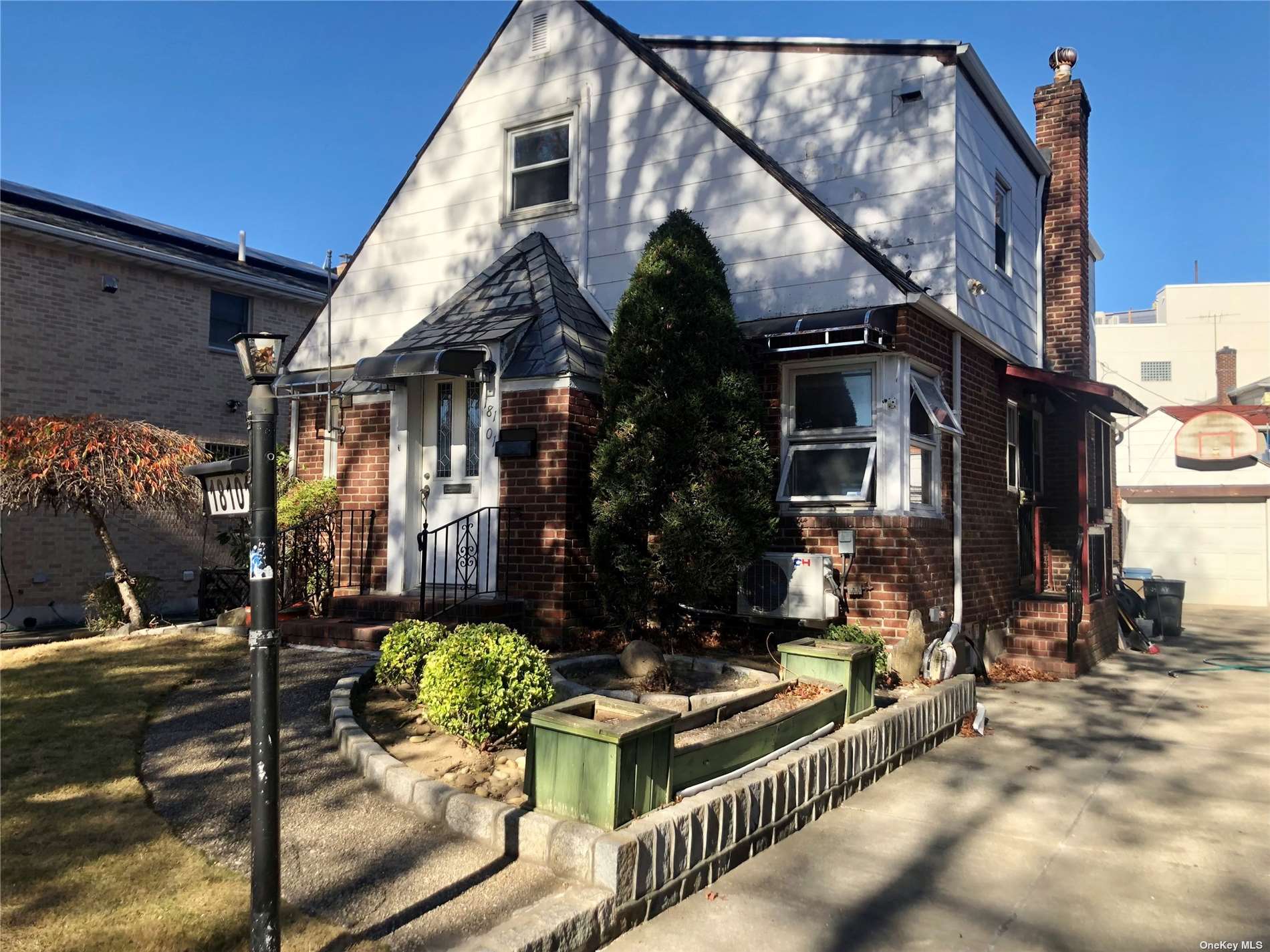 Rental Property at 64th Avenue, Fresh Meadows, Queens, NY - Bedrooms: 5 
Bathrooms: 4 
Rooms: 7  - $4,800 MO.