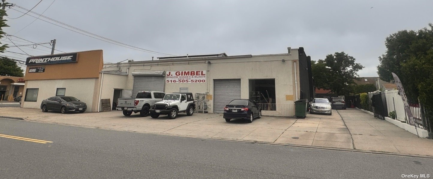 275 Hempstead Tpke