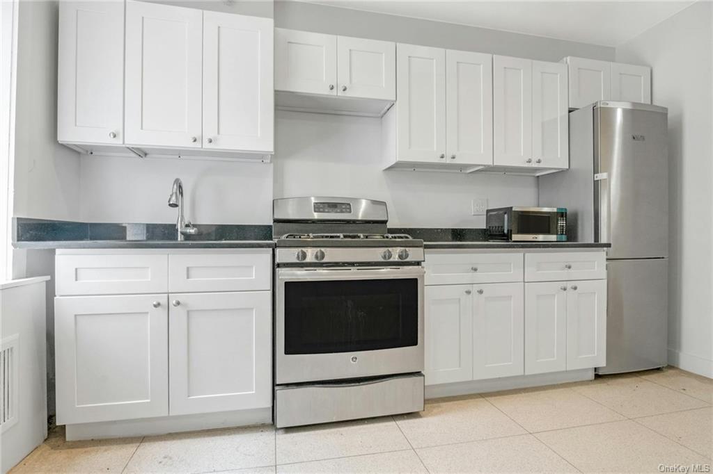Bronx, New York 10457, United States, 1 Bedroom Bedrooms, ,1 BathroomBathrooms,Residential,Pending,48196