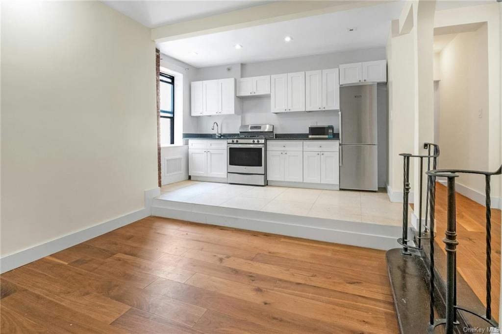Bronx, New York 10457, United States, 1 Bedroom Bedrooms, ,1 BathroomBathrooms,Residential,Pending,48196
