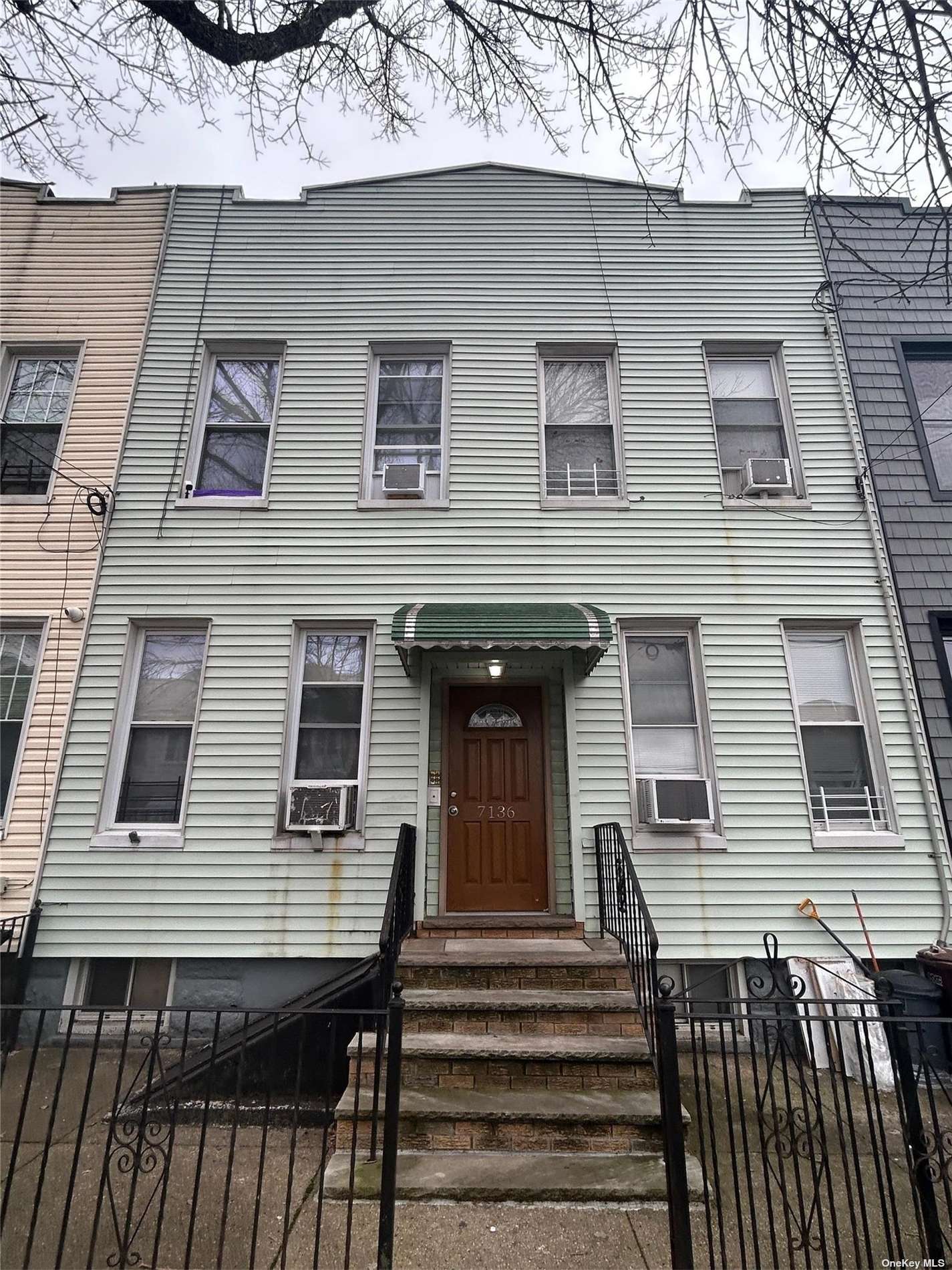 Property for Sale at 68th Place Pl, Glendale, Queens, NY - Bedrooms: 4 
Bathrooms: 4 
Rooms: 20  - $1,490,000