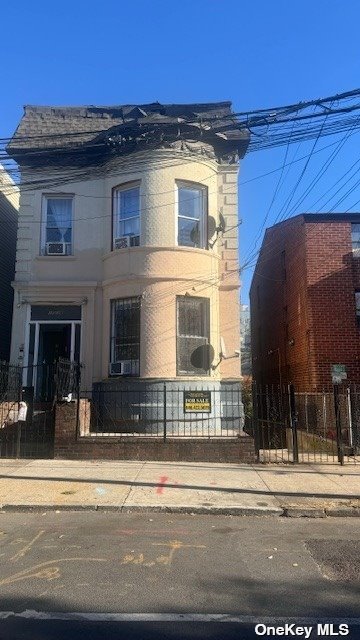 1538 Hoe Avenue, Bronx, New York - 8 Bedrooms  
2 Bathrooms  
14 Rooms - 