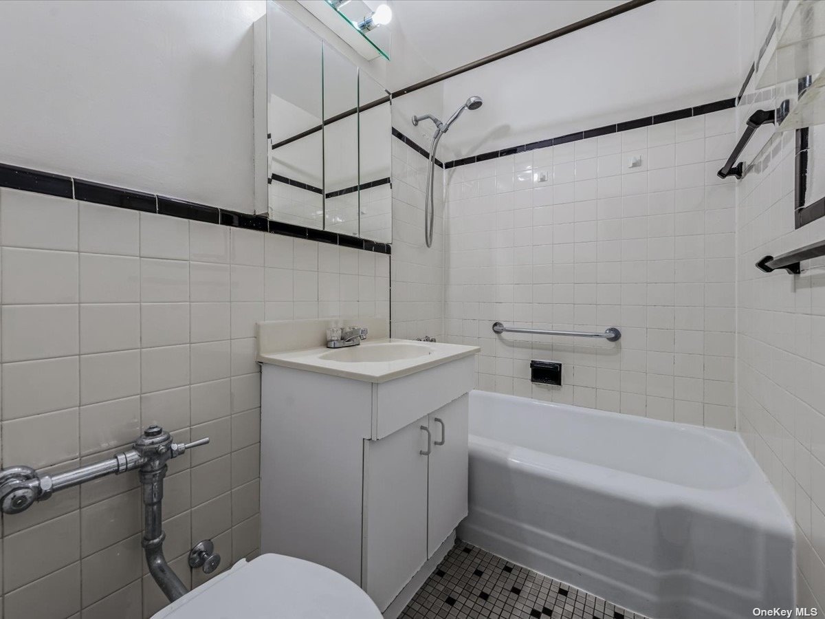 66-10 Thornton Place #3B, Rego Park, New York image 17