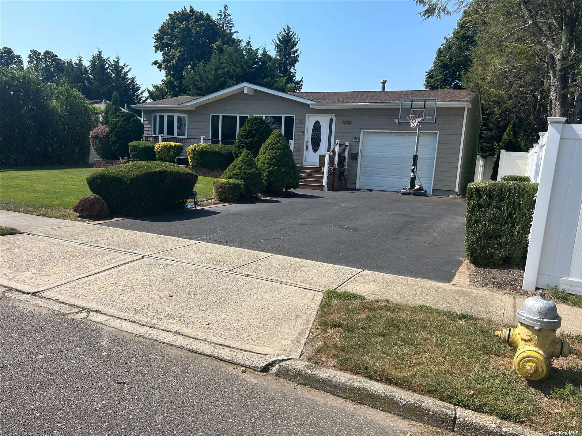 33 Hayrick Lane, Commack, New York image 2