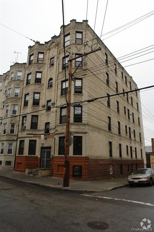 Rental Property at 11 Lawrence Street 3R, Yonkers, New York - Bedrooms: 4 
Bathrooms: 1 
Rooms: 6  - $3,334 MO.