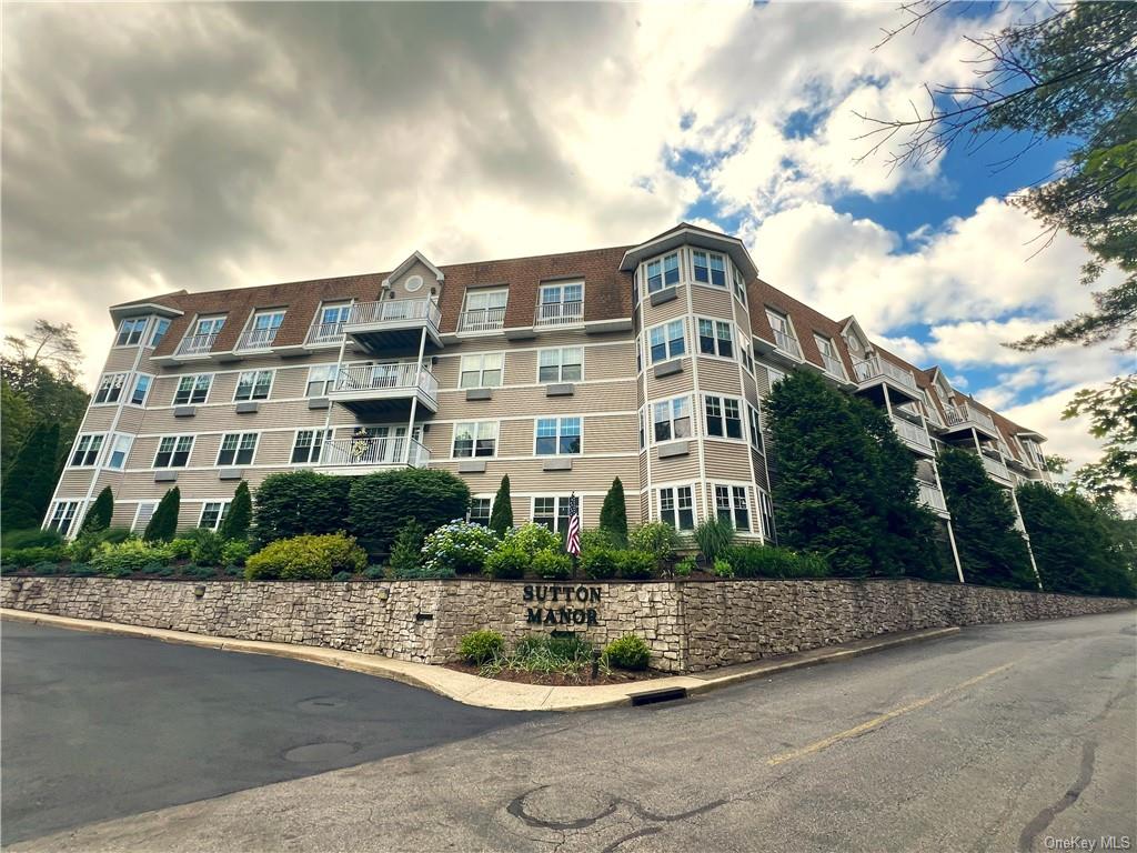Rental Property at 305 Sutton Drive 305, Mount Kisco, New York - Bedrooms: 2 
Bathrooms: 2 
Rooms: 6  - $3,600 MO.