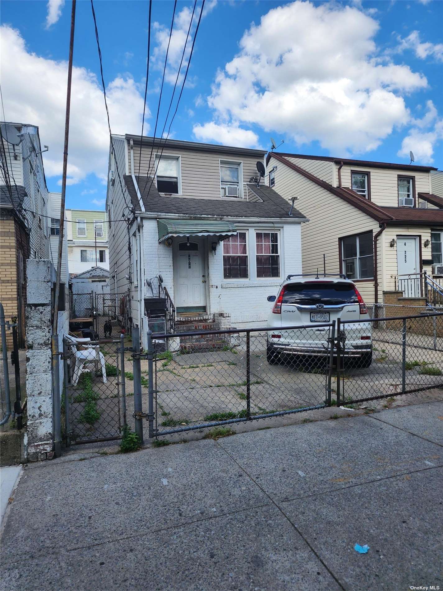 4723 98 Place, Corona, Queens, NY - 3 Bedrooms  
1 Bathrooms  
6 Rooms - 