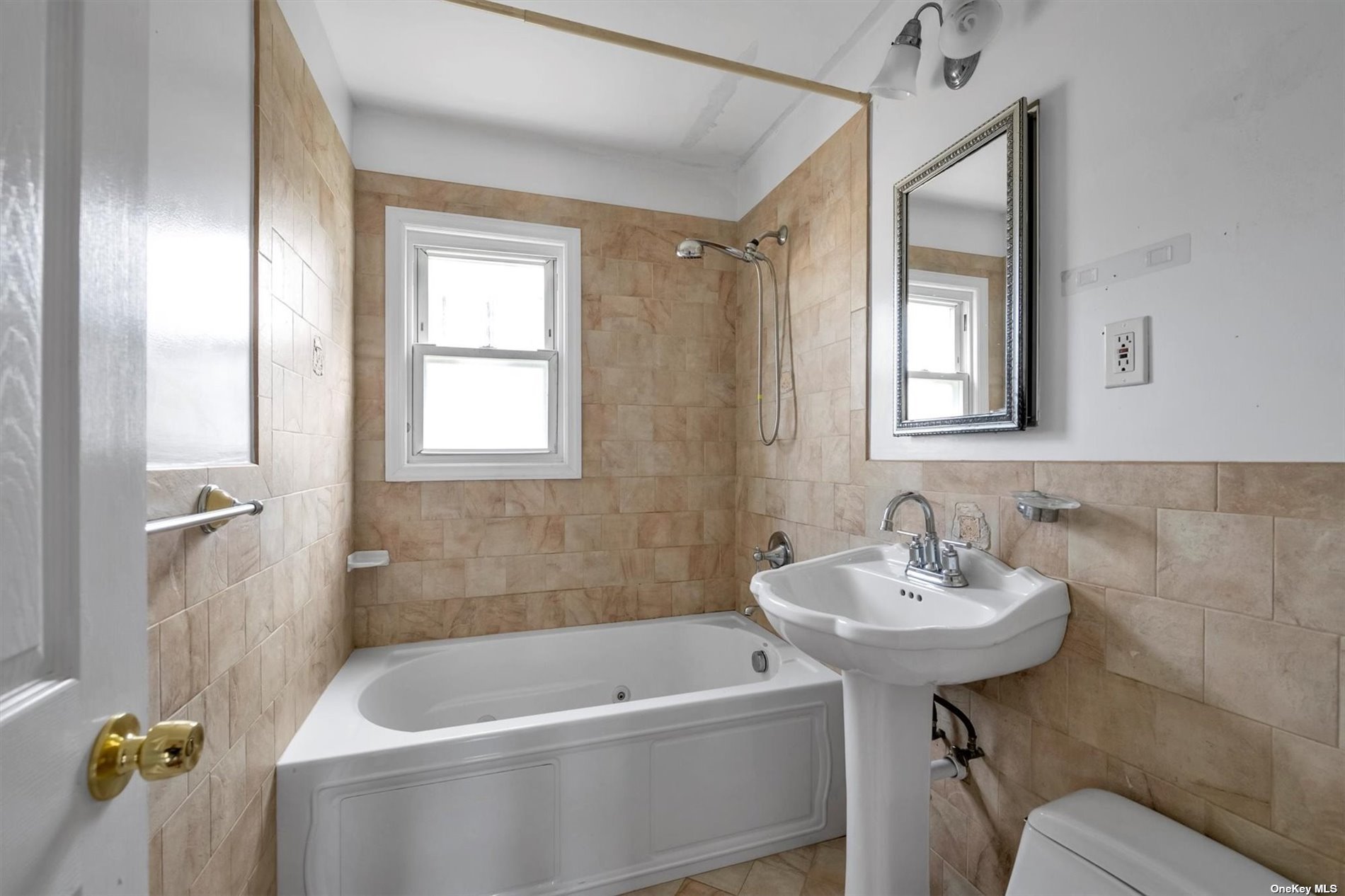 Hempstead, New York 11550, United States, 5 Bedrooms Bedrooms, ,3 BathroomsBathrooms,Residential,Pending,29502