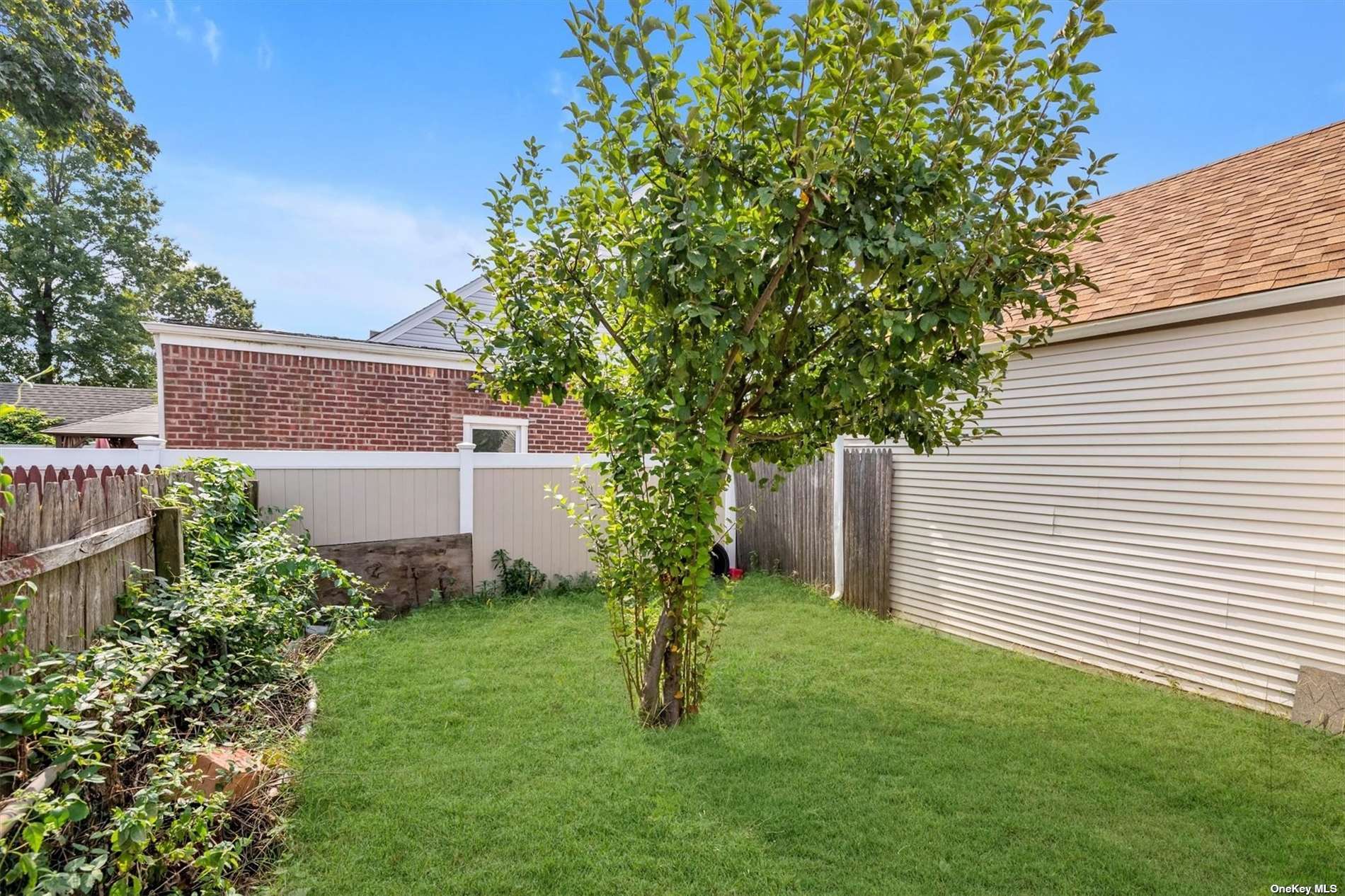 Hempstead, New York 11550, United States, 5 Bedrooms Bedrooms, ,3 BathroomsBathrooms,Residential,Pending,29502