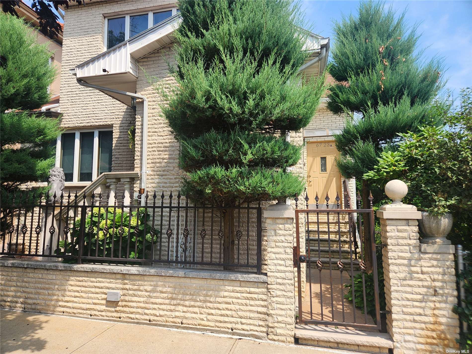 Rental Property at 6723 52nd Avenue, Maspeth, Queens, NY - Bedrooms: 2 
Bathrooms: 1 
Rooms: 5  - $2,800 MO.