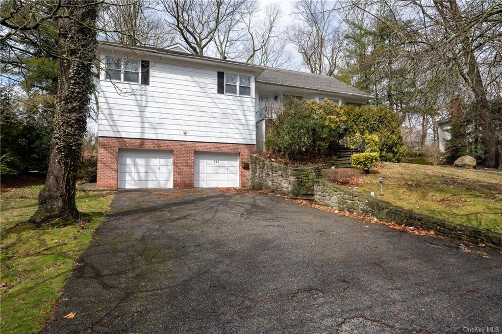 Rental Property at 121 Fox Meadow Road, Scarsdale, New York - Bedrooms: 5 
Bathrooms: 4 
Rooms: 10  - $8,500 MO.
